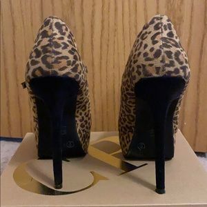 Leonard print high heels